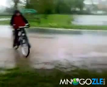 Колоездач срещу спирка
