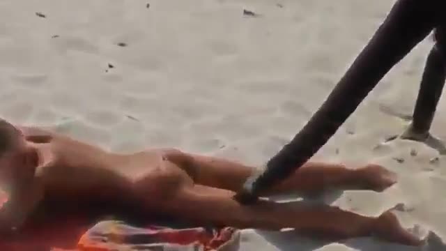 Слон за�м�ква бикини�е на к�а�ива жена на плажа mobile