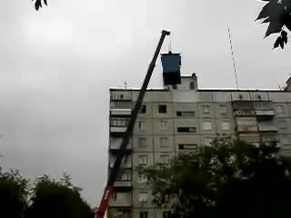 Тези тръгнали да качват нещо върху блока, ама им се объркаха плановете! Добре, че не убиха някой!