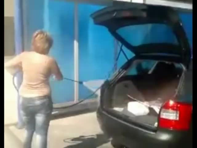 Какво се случва, когато една Жена отиде за първи път на автомивка да си мие колата сама!