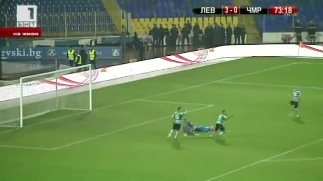 Сашо Александров нокаутира съдията на мача Левски - Черно море! *02.12.2012г.*