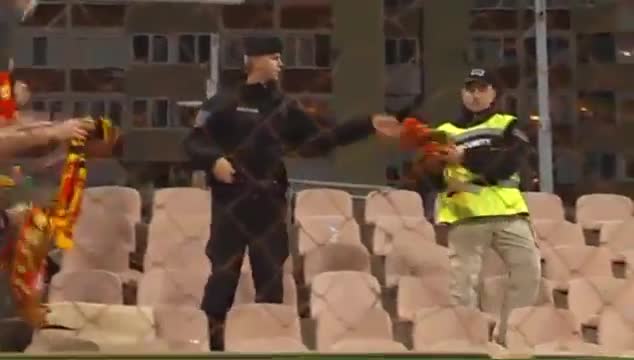 Фенове на Босна и Белгия си разменят шалчета чрез полицаи