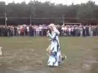 Руска певица пада от сцената и продължава да пее 