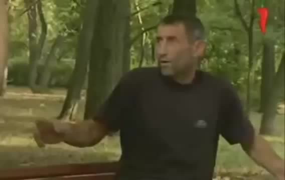 Страхотна шега ! Дъвка на пейката, маце сваля панталона си !