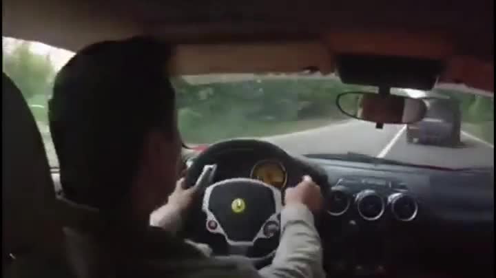 Бърза реакция при 125 Mph с Ferrari -