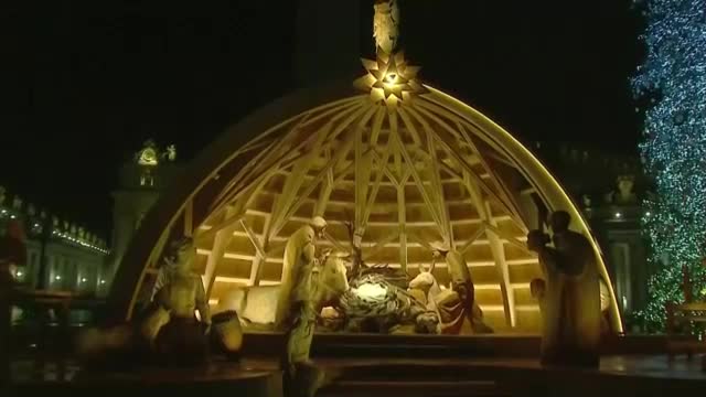 Грейнаха светлините на коледната елха и на рождественските ясли във Ватикана