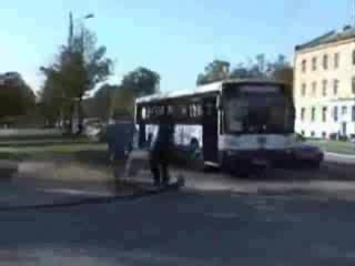Шофьор Се Бъзика С Други Шофьори