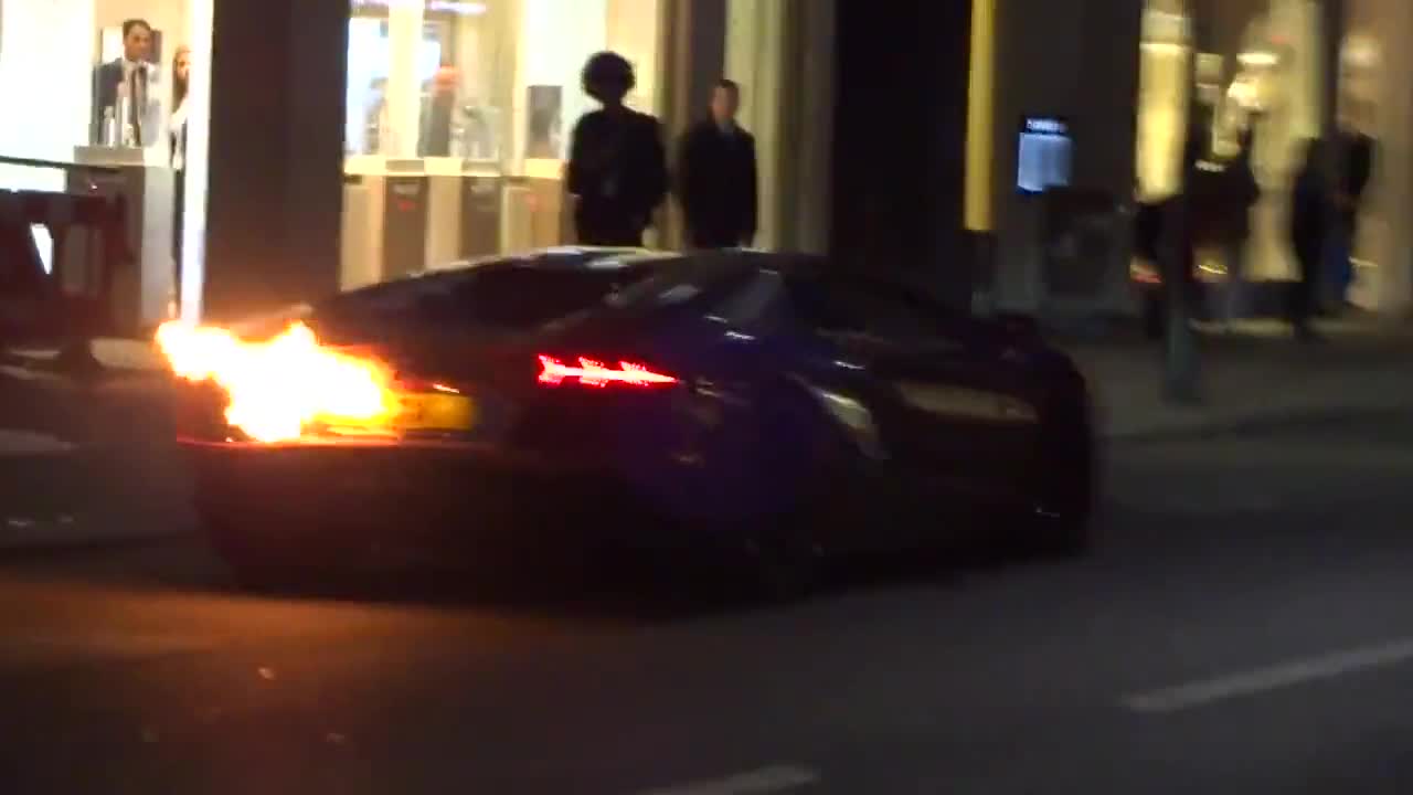 " Lamborghini Aventador " се самозапалва ,бдителни хора го изгасят с бутилка безалкохолно !