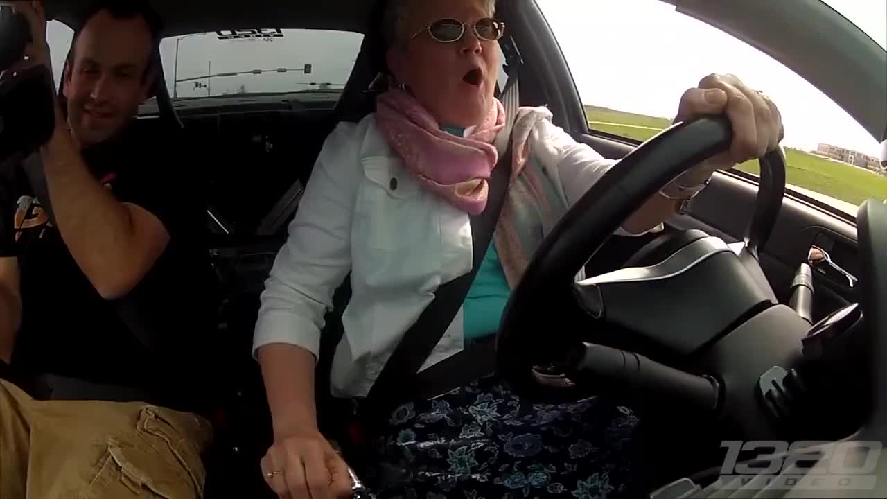 Да дадеш на майка си да кара 900hp Mitsubishi Evo !