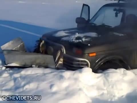 >Луди руснаци отварят път в снега с Лада Нива
