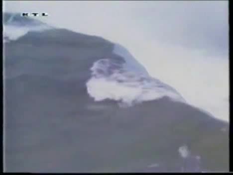 Мъж пада в Ниагарския водопад