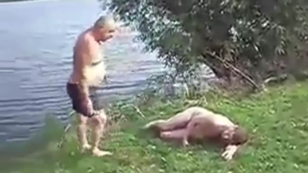 Пияндурник събужда друг пияндурник! Ето какво става, когато се съберат такива приятелчета!