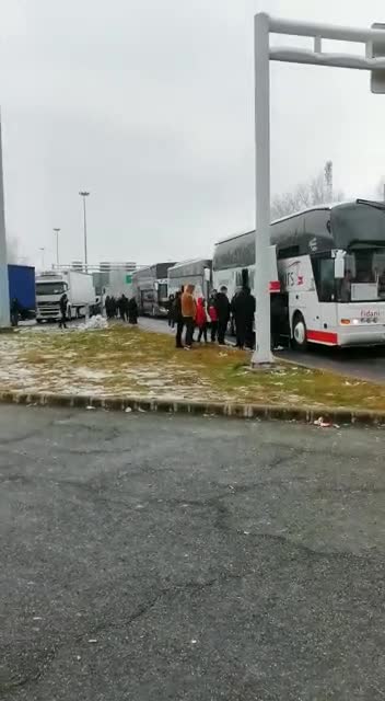 Български автобуси са блокирани от часове на границата с Унгария