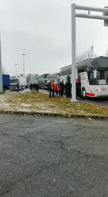 Български автобуси са блокирани от часове на границата с Унгария