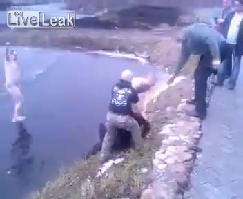 Смях . Гмуркане в леда !!! Руски стил...