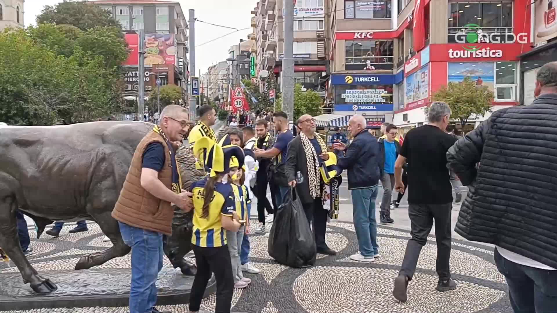 Атмосферата часове преди Фенербахче - Лудогорец
