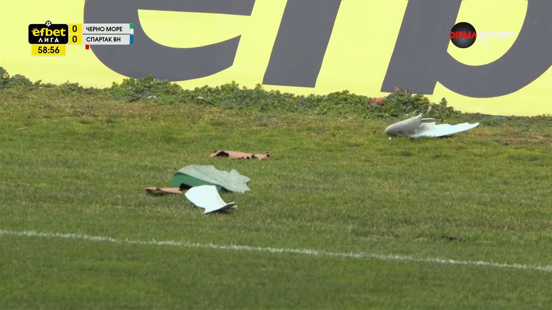 Мачът бе временно спрян заради хвърлени предмети от феновете на Спартак Варна