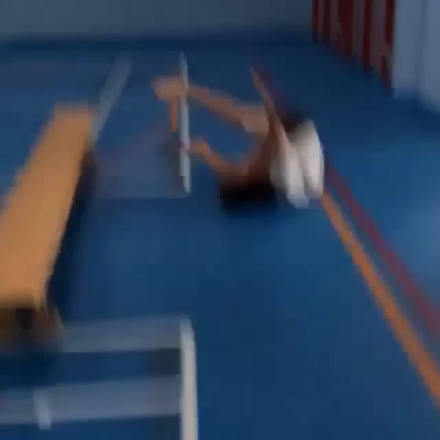 Момчето се опита да вкара кош, но не му се получи