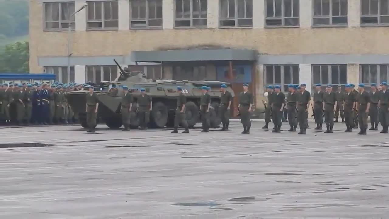 Руски бронетранспортьор прегазва войник по време на демонстрационна стрелба !