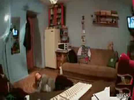 Момиче се пребива по време на танц пред WEBCAM