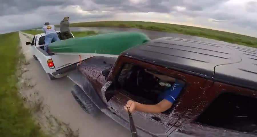 Мъж си прави селфи докато шофира ... Какво може да се обърка?