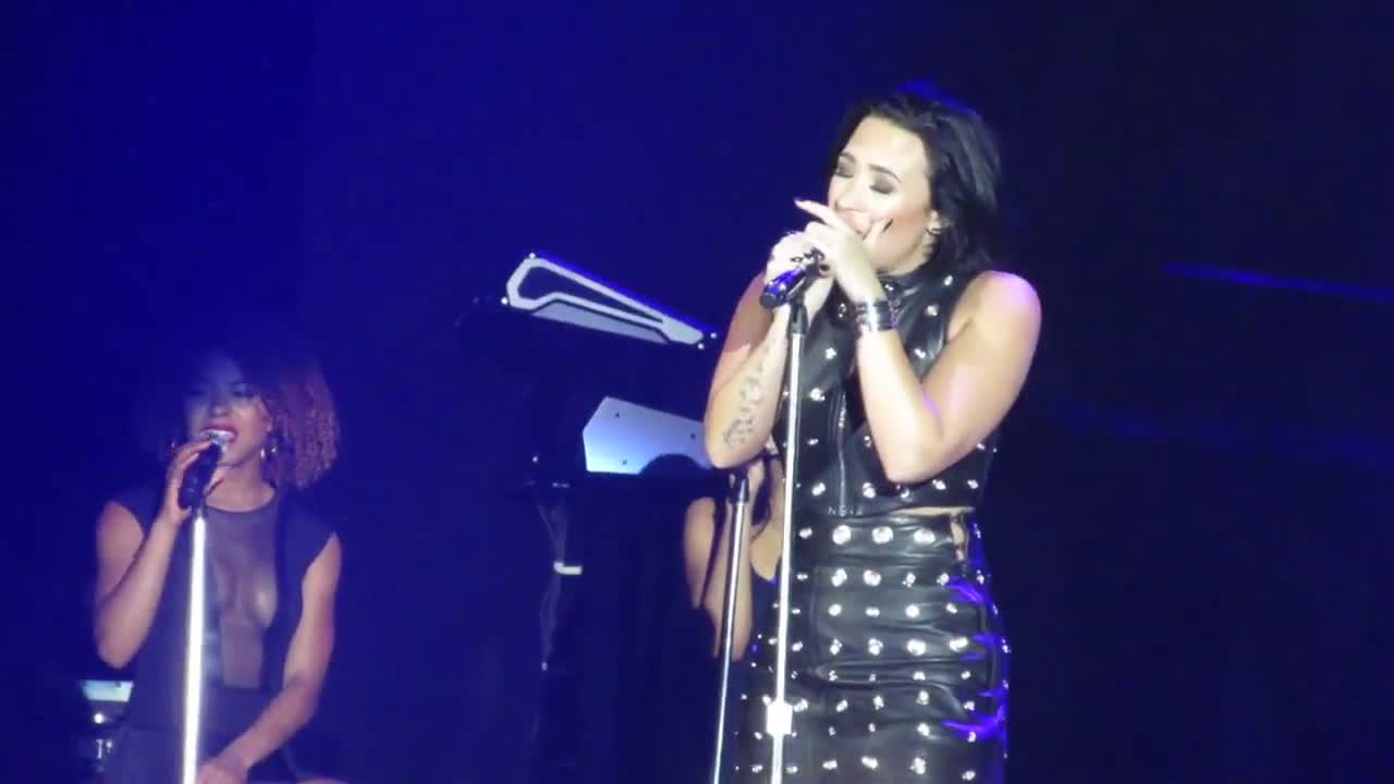 По- добро от оригинала! Demi Lovato изпълнява песента Hello на Adel