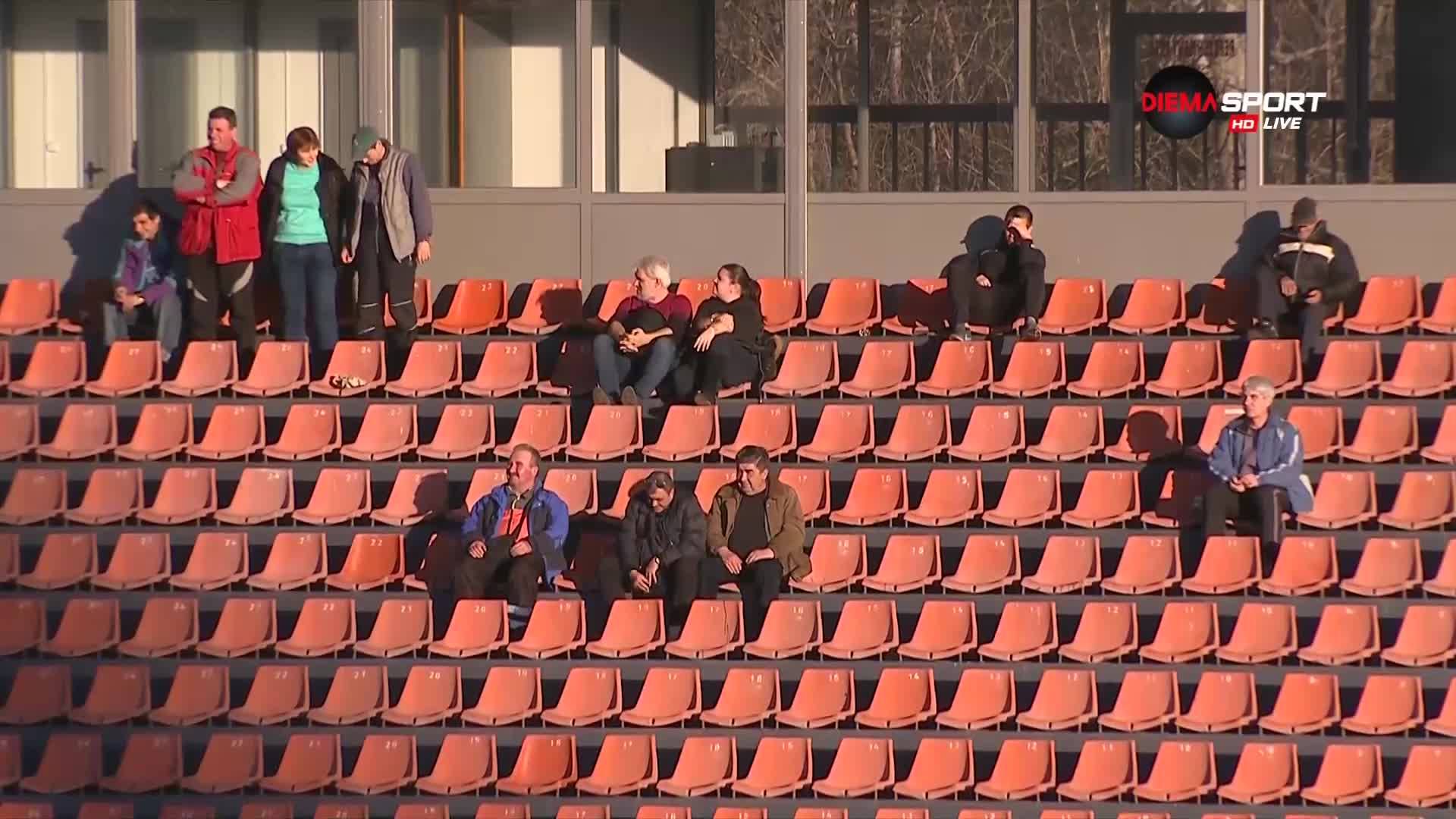 Футбол в прекрасно време, но само пред 44 зрители