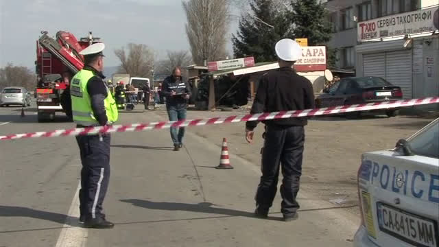 Кола се вряза в заведение на Околовръстния път в София, двама загинаха