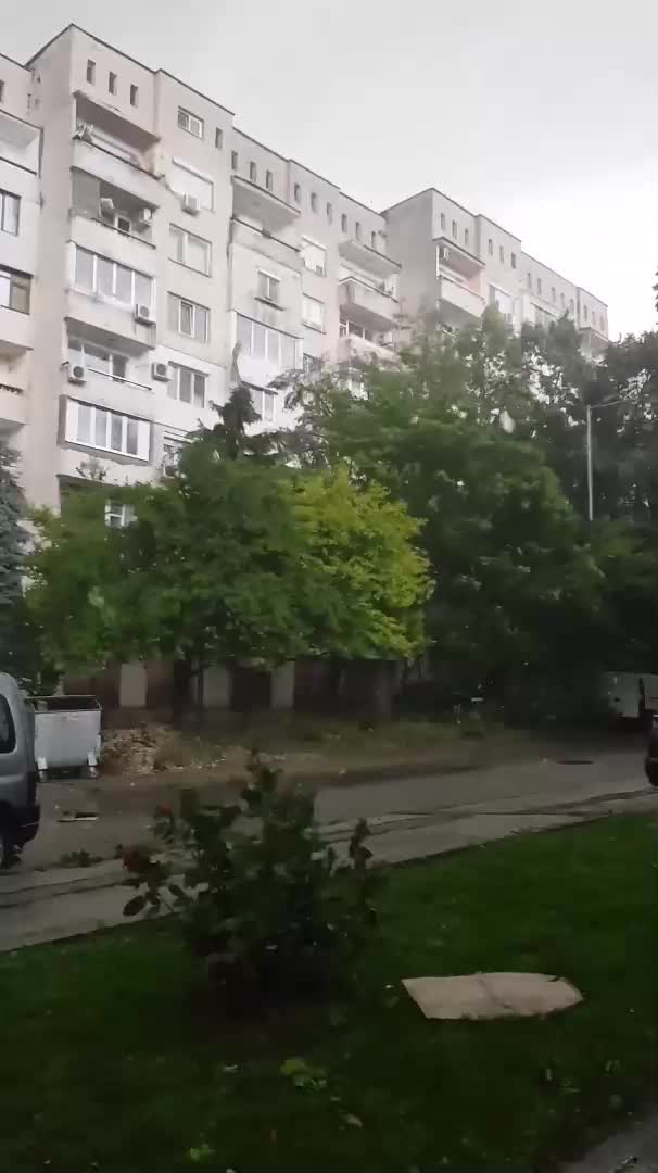 Ураганния вятър мести коли преди градушката над Плевен