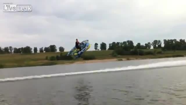 Руснак лети над водата