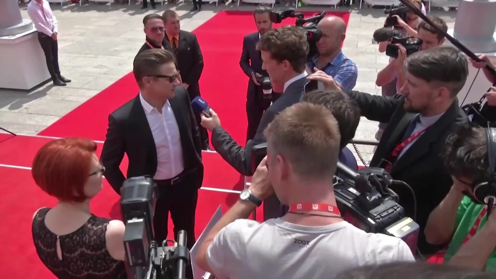 Актьорът Джереми Ренър спорели снимка от болничното си легло