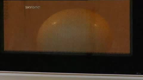 Никога Не Слагайте Голямо Яйце В Микровълнова Печка!
