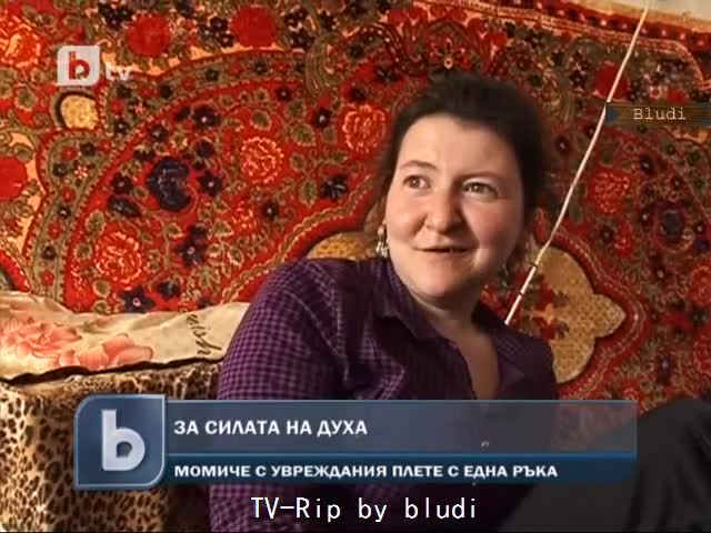 Болно момиче плете с една ръка