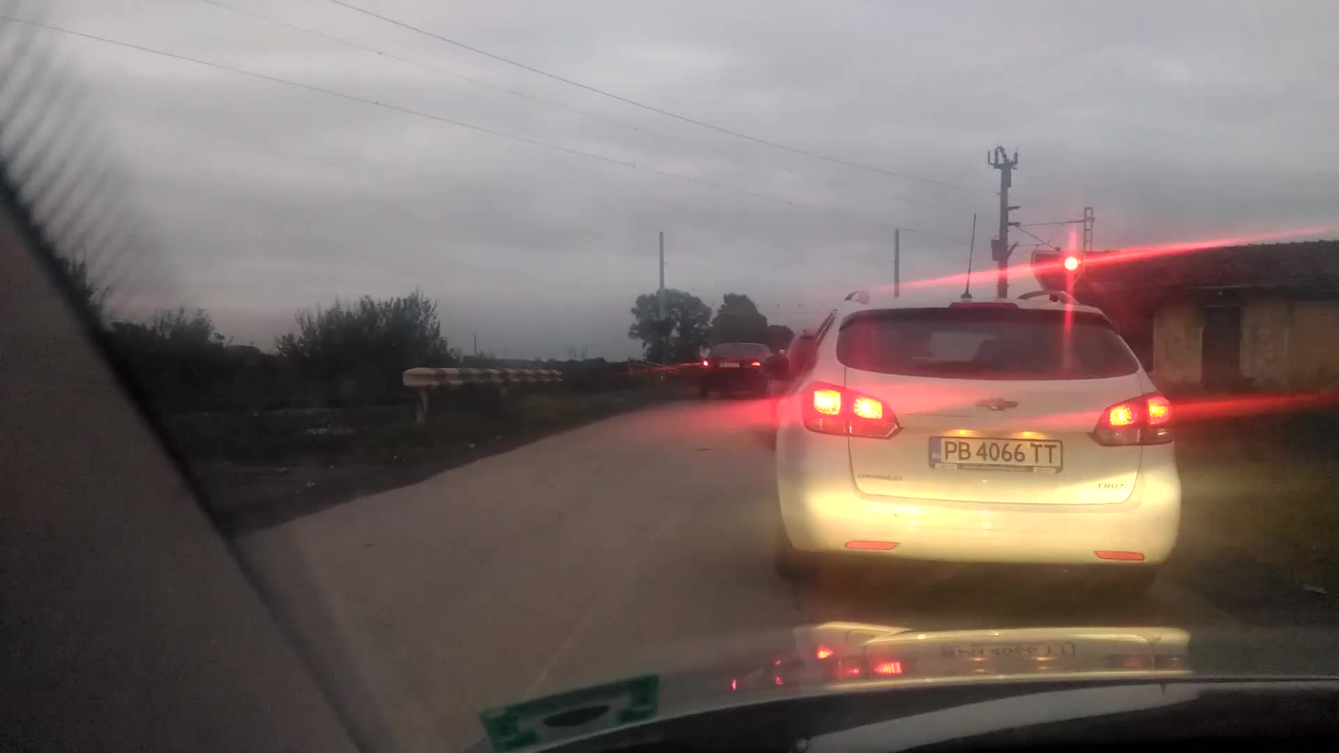Преминаване през прелез на пуснати бариери