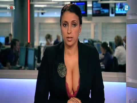 Интересното Деколте На Водеща