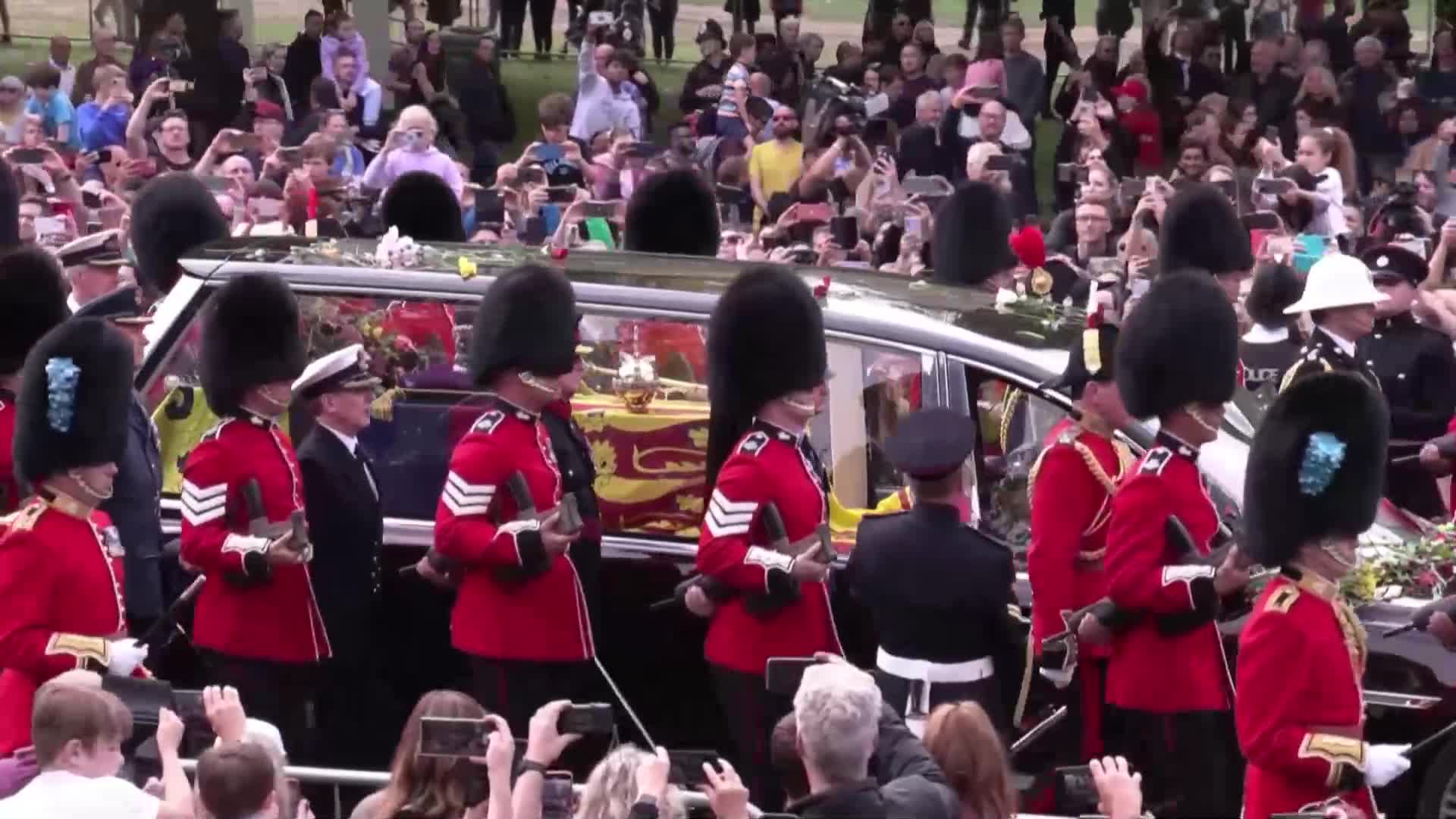 Почина гвардеец, носил ковчега с тленните останки на британската кралица