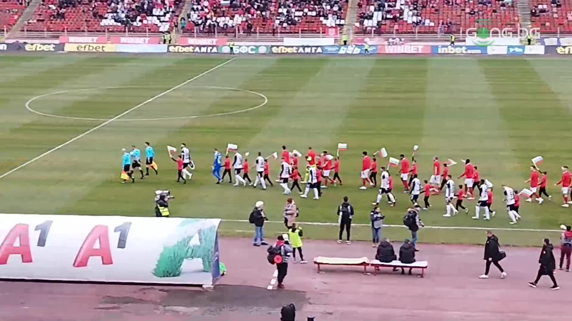 С патриотични знамена и химна на България започна дербито между ЦСКА и Локомотив Пд