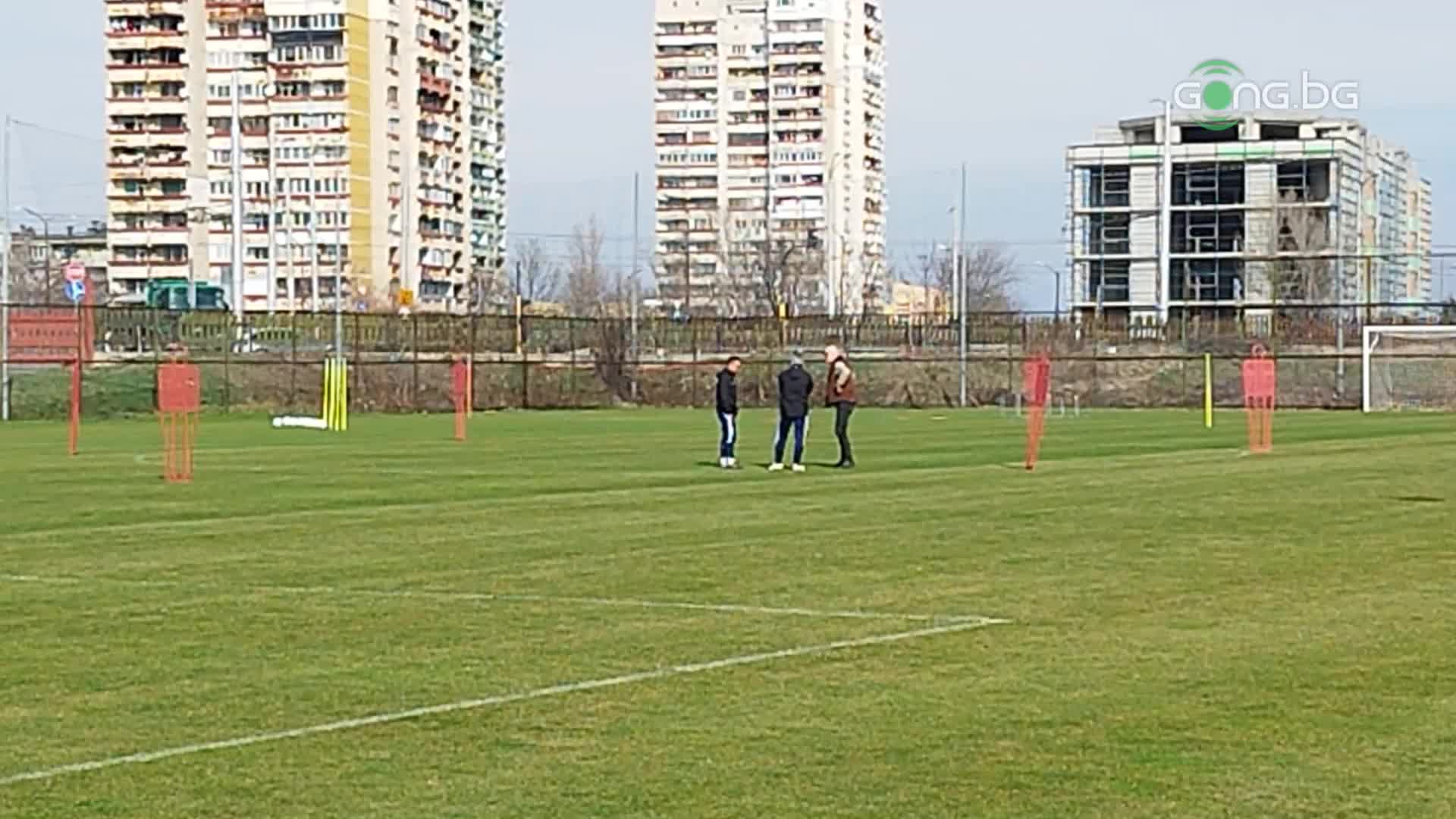 Наско Сираков изгледа тренировката на Левски