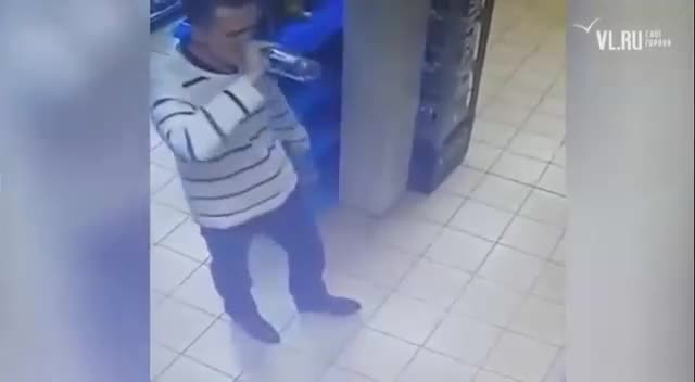 Руснак изпива бутилка водка в магазин за да не я плати .