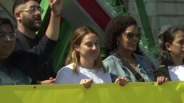 Художествена инсталация, бълваща пластмаса, беше открита в Париж