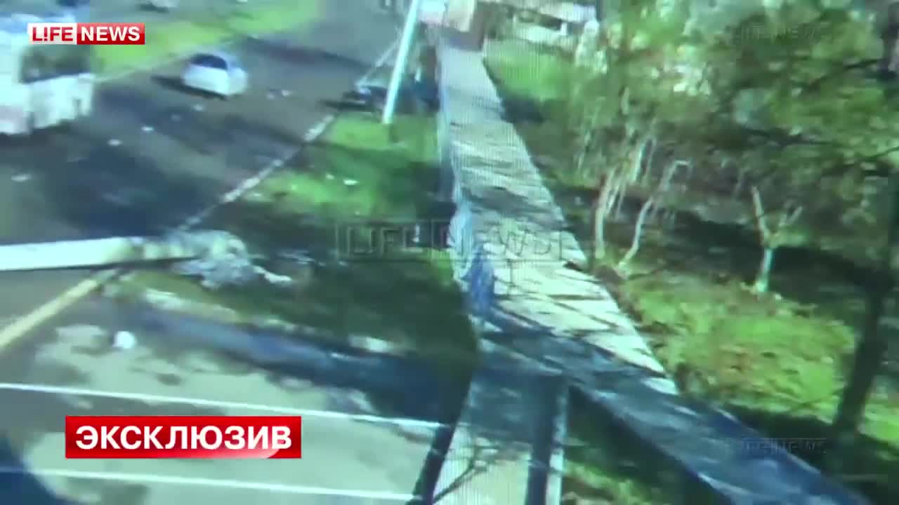 Футболистът Андрей Ещенко се блъска в стълб със 170км/ч и остава невредим