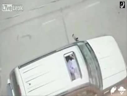 Мъж маструбира в колата си,  насред улицата