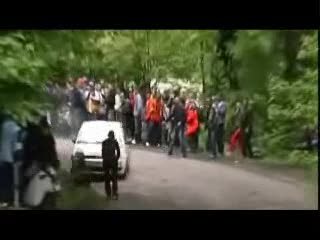 Инцидент кола блъсква човек