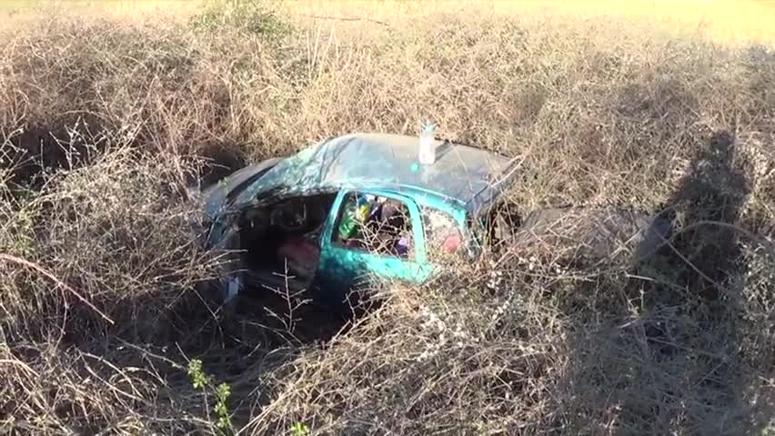 Жена задряма зад волана и излетя от пътя