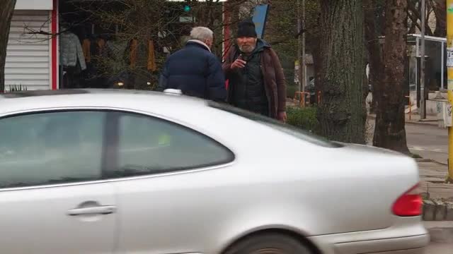 Хладилникът с безплатна храна във Варна отново заработи