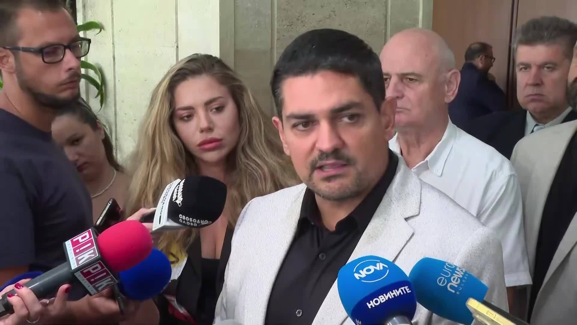 Радостин Василев: Ние сме държавата, която се моли за половин хеликоптер или два чувала с пясък