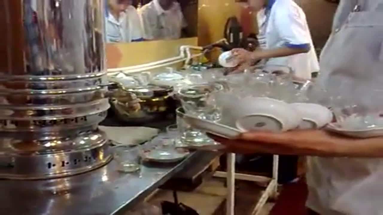 Този е изверг, ето така се сервира чай !! : X