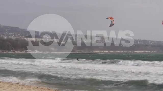 Силен вятър затвори част от пристанището във Варна