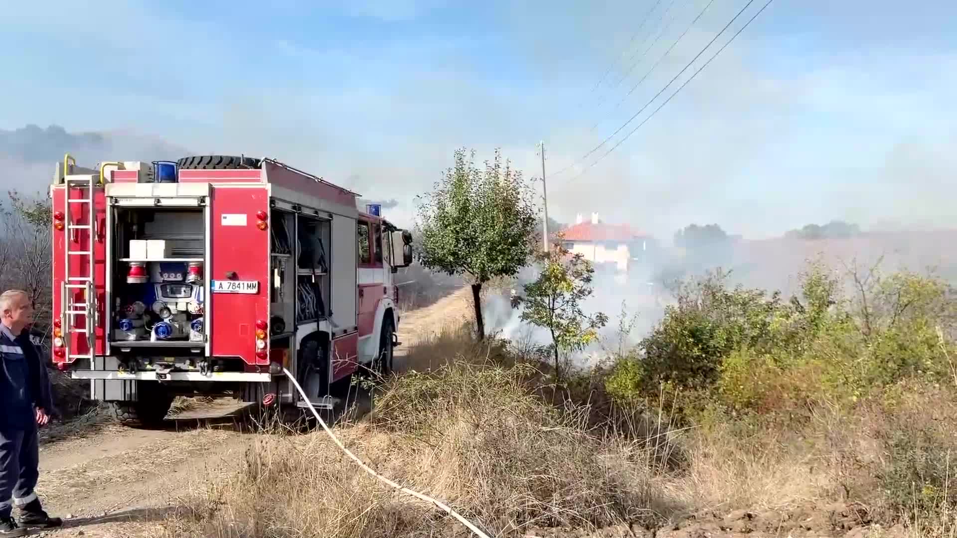 Голям пожар избухна край вилната зона на село Изворище