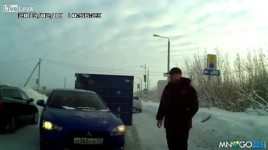 Контейнер пада на пътя